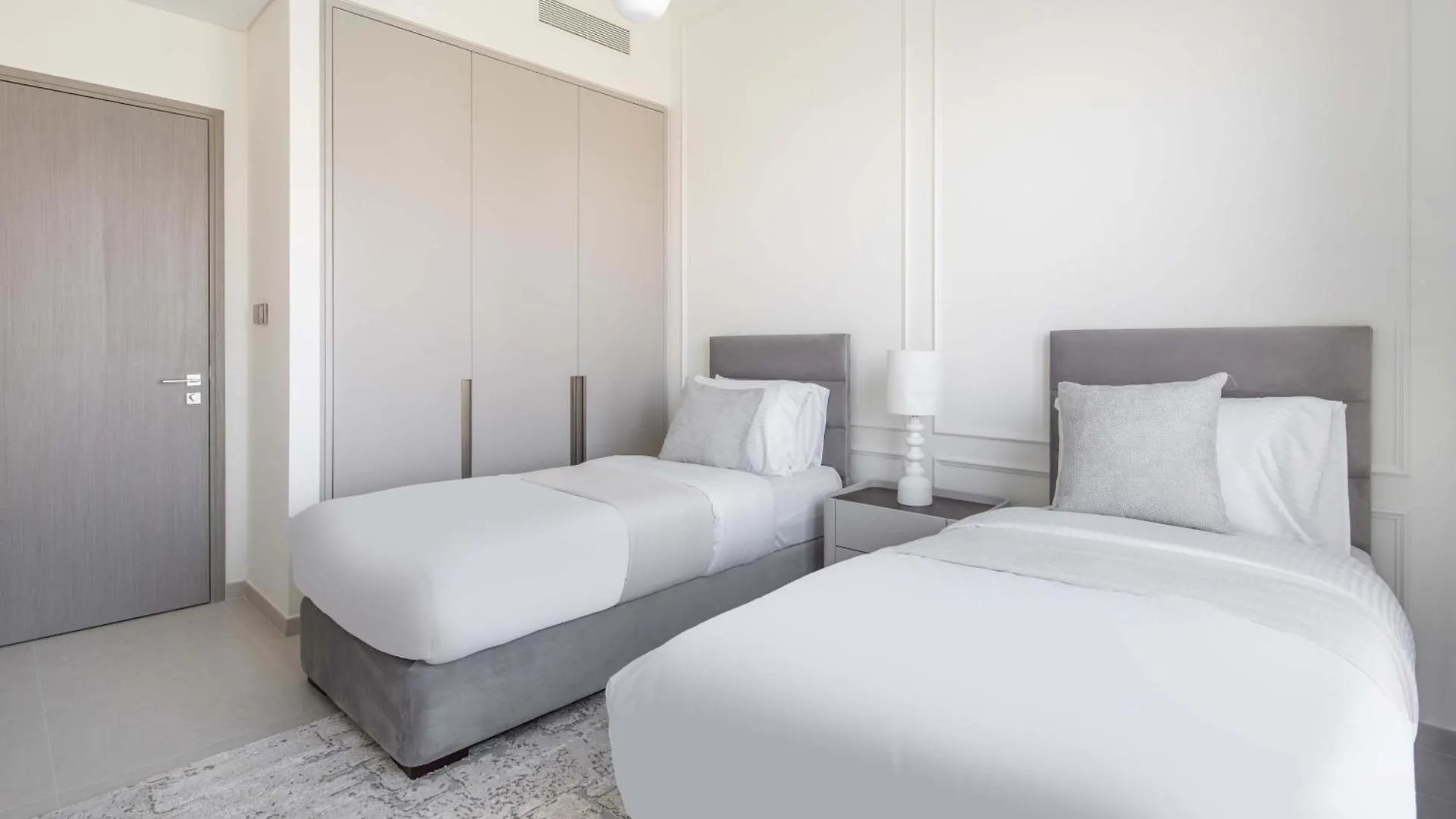 Frank Porter - Grande Signature Residences ドバイ 0*,
