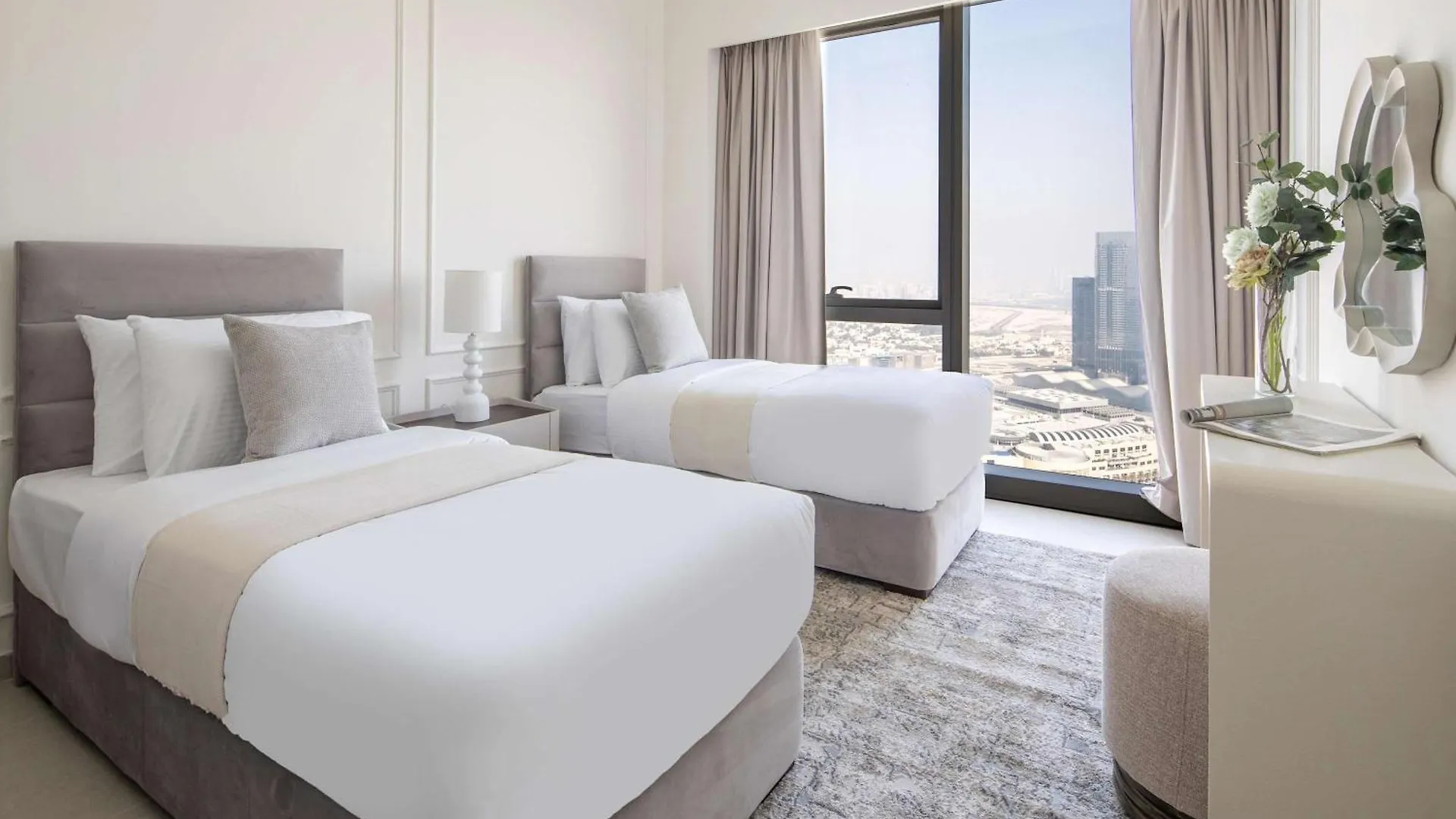 Frank Porter - Grande Signature Residences ドバイ 0*,